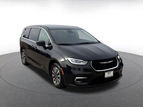 Used 2023 Chrysler Pacifica Touring-L image 3