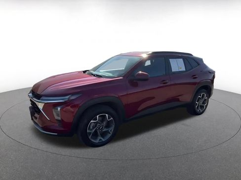 Used 2025 Chevrolet Trax LT FWD image 6
