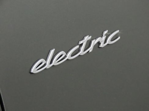 Certified 2025 Porsche Macan 4S Electric AWD/4WD image 14