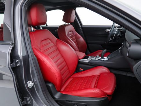 Used 2023 Alfa Romeo Giulia Veloce RWD image 13
