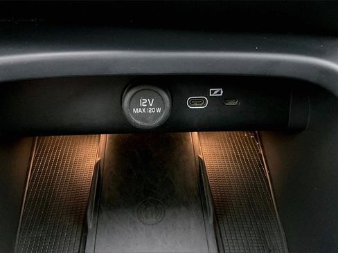 Used 2024 Volvo XC40 B5 Core image 32