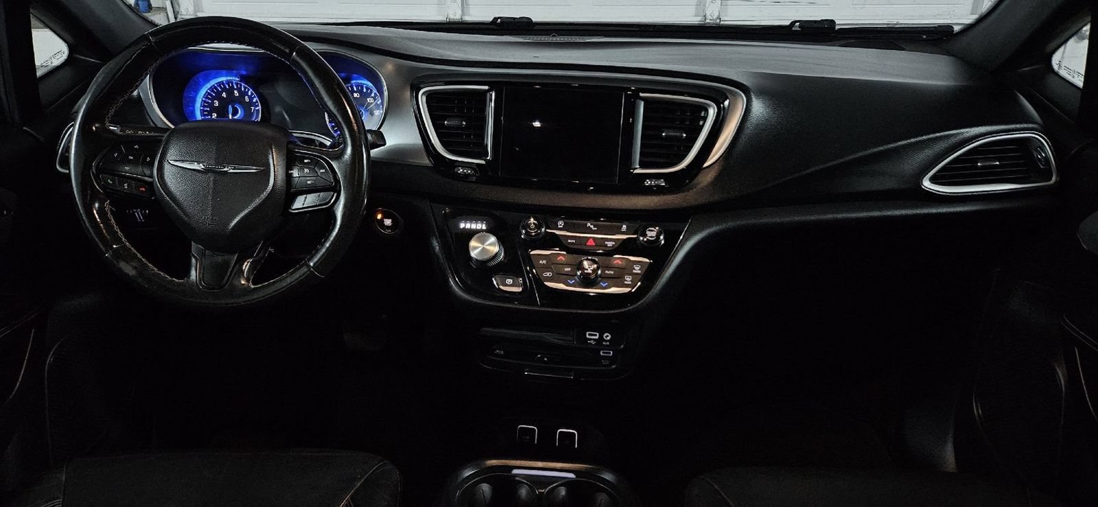 Used 2020 Chrysler Pacifica Touring-L Plus FWD image 9