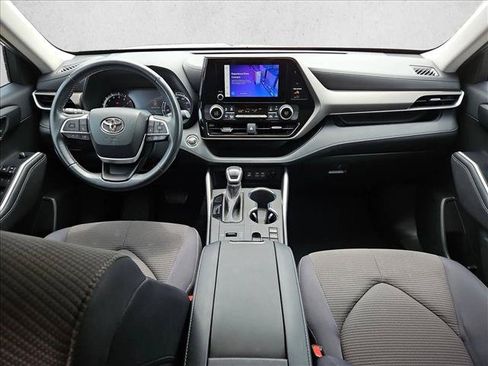 Used 2023 Toyota Highlander LE FWD image 17