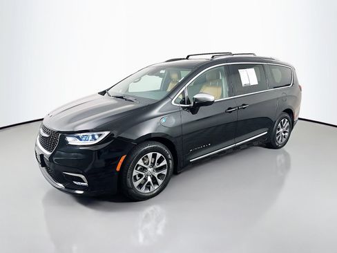 Used 2022 Chrysler Pacifica Pinnacle FWD image 3