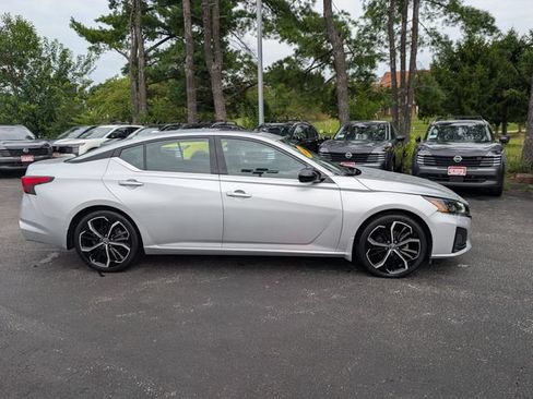Used 2024 Nissan Altima 2.5 SR w/ SR Premium Package FWD image 2