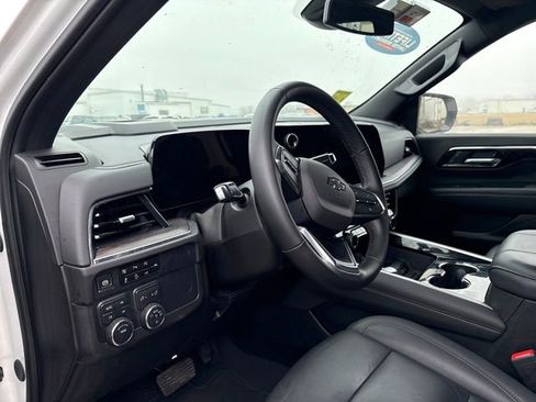 Used 2025 Chevrolet Suburban Z71 image 8