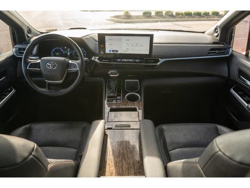 Used 2025 Toyota Sienna Platinum AWD/4WD image 24