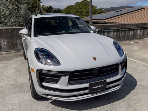 Certified 2025 Porsche Macan AWD/4WD image 15