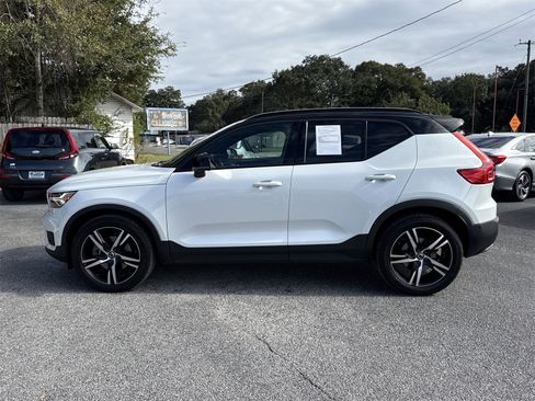 Used 2019 Volvo XC40 T4 R-Design image 2