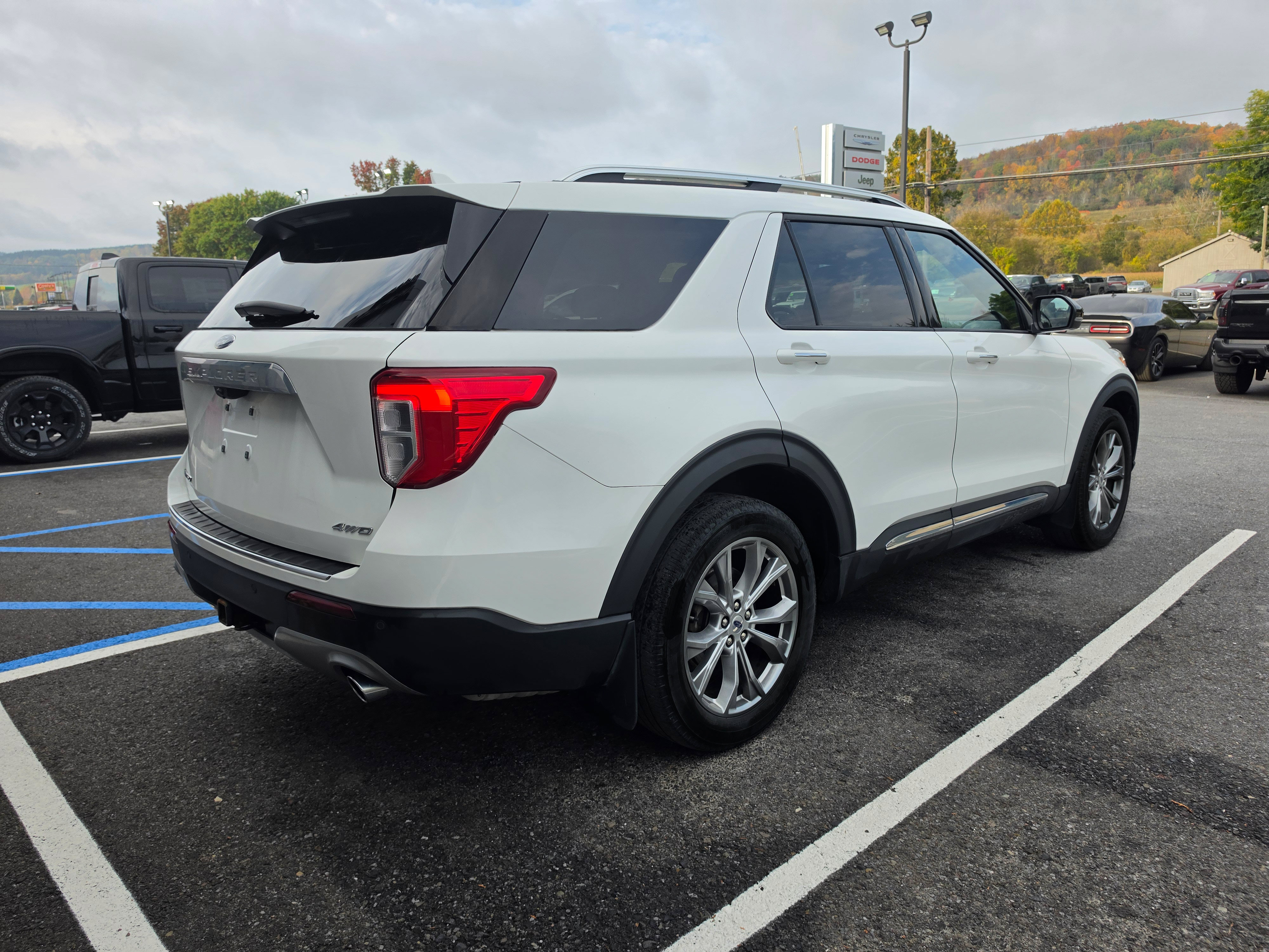 Used 2021 Ford Explorer Limited w/ Equipment Group 301A AWD/4WD image 3