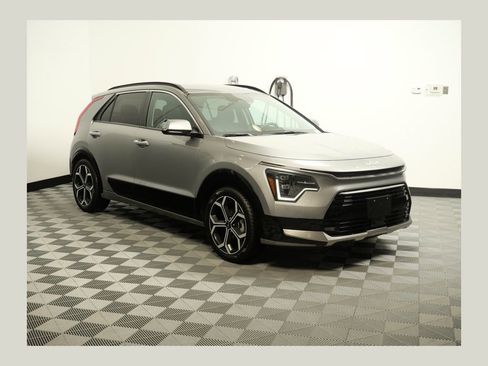 Used 2023 Kia Niro SX Touring image 1