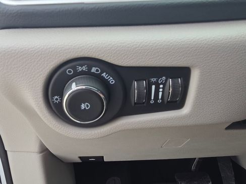 Used 2023 Chrysler Pacifica Touring-L image 12