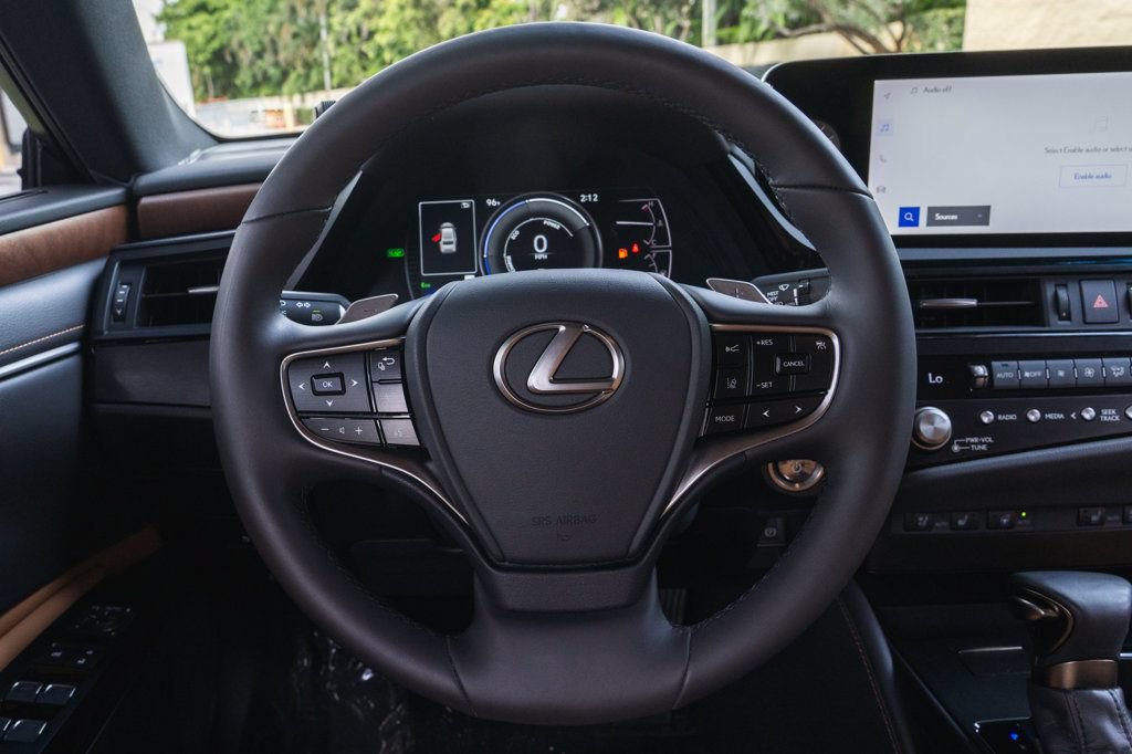 Used 2025 Lexus ES 300h w/ Premium Package FWD image 16