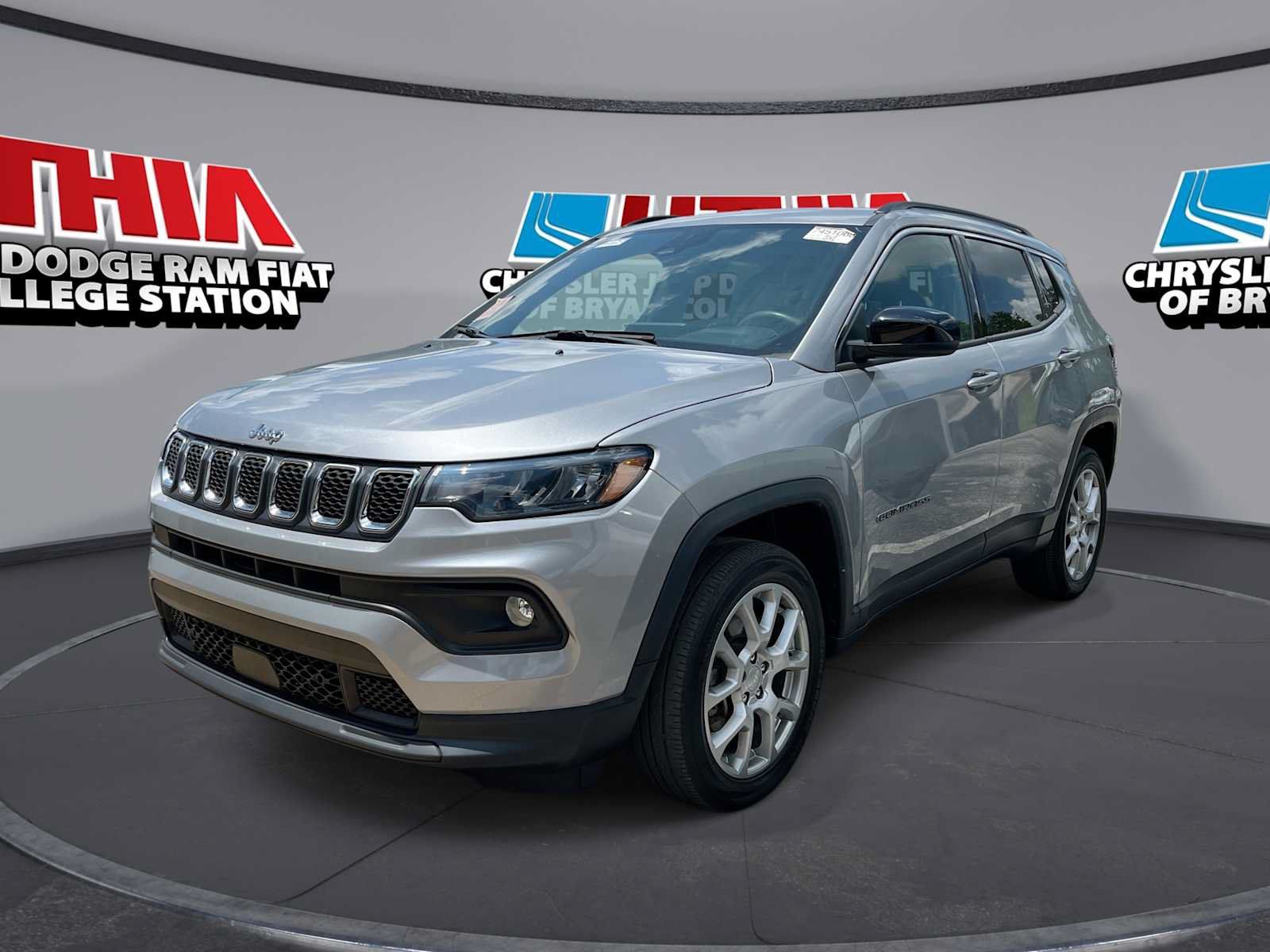 Used 2023 Jeep Compass Latitude AWD/4WD image 1