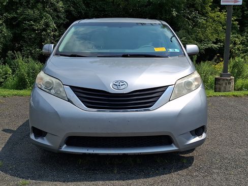 Used 2012 Toyota Sienna LE w/ Towing Pkg FWD image 2