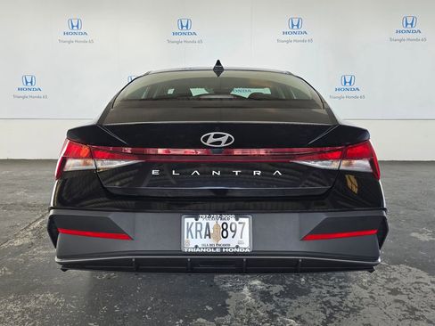 Used 2025 Hyundai Elantra SE FWD image 33
