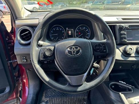 Used 2018 Toyota RAV4 LE FWD image 15