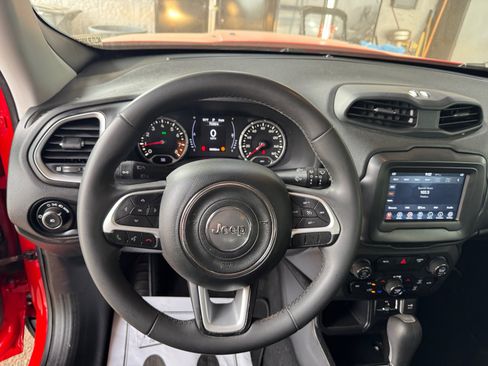 Used 2018 Jeep Renegade Latitude FWD image 15