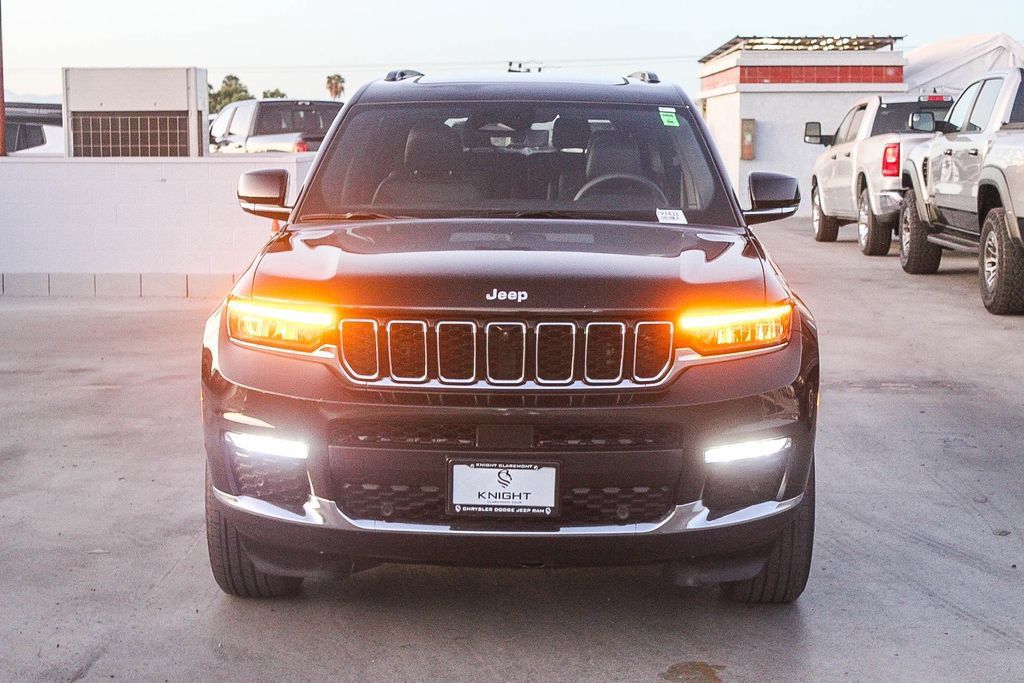 Used 2024 Jeep Grand Cherokee L Limited w/ Luxury Tech Group II AWD/4WD image 3