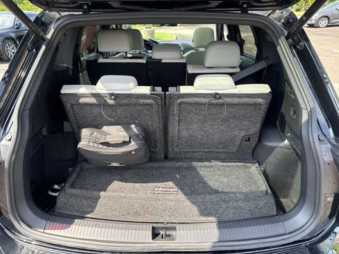Certified 2022 Volkswagen Tiguan SE R-Line FWD image 28