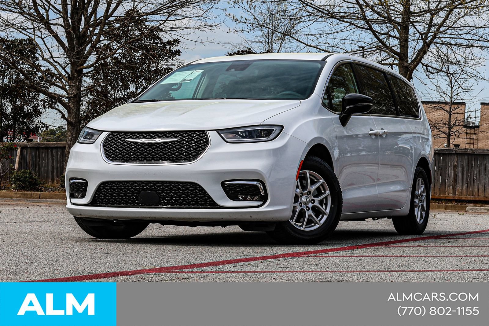 Used 2024 Chrysler Pacifica Touring-L FWD image 2