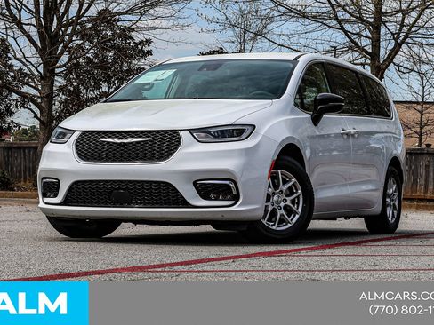 Used 2024 Chrysler Pacifica Touring-L FWD image 2