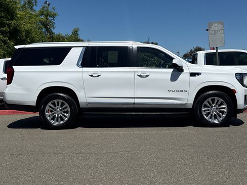 Used 2023 GMC Yukon XL SLT AWD/4WD image 3