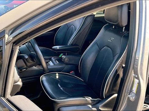 Used 2021 Chrysler Pacifica Limited w/ Uconnect Theater Family Group image 18