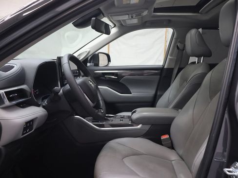 Used 2024 Toyota Highlander Limited FWD image 17