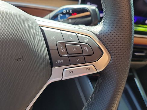 Used 2025 Volkswagen Tiguan SEL R-Line image 22