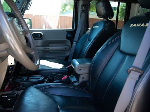 Used 2009 Jeep Wrangler Unlimited Rubicon w/ Dual Top Group image 17