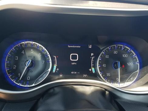 Used 2024 Chrysler Pacifica Touring-L FWD image 32