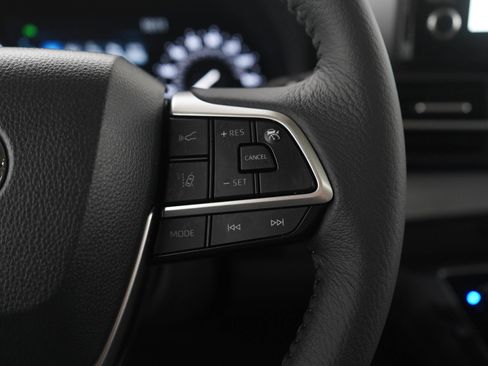 Used 2025 Toyota Sienna XLE AWD/4WD image 28