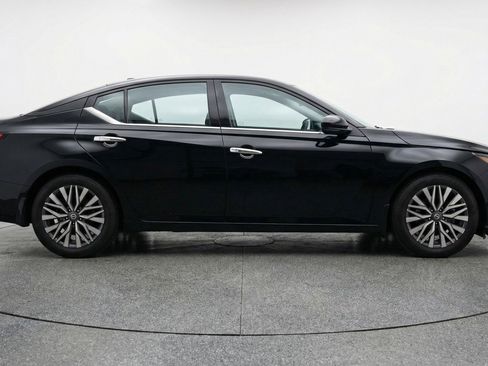 Used 2025 Nissan Altima 2.5 SV image 11