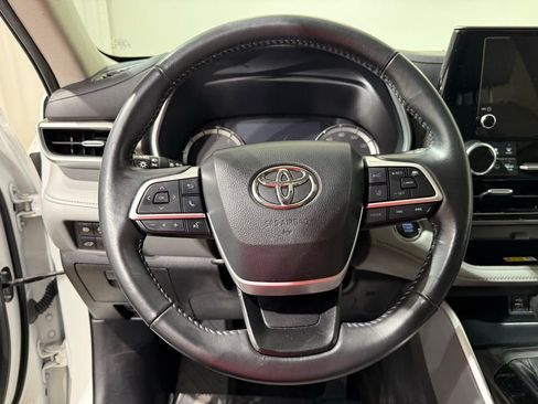 Used 2023 Toyota Highlander XLE AWD/4WD image 25