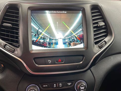 Used 2019 Jeep Cherokee Trailhawk image 12