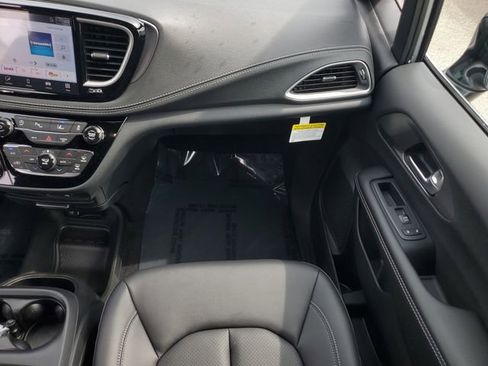 New 2026 Chrysler Pacifica Select image 16