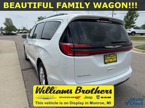 Used 2022 Chrysler Pacifica Touring-L image 8