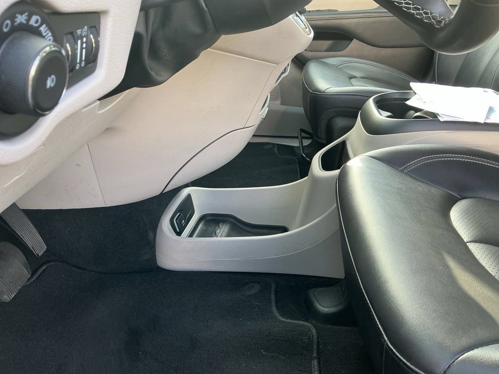 Used 2024 Chrysler Pacifica Touring-L FWD image 18