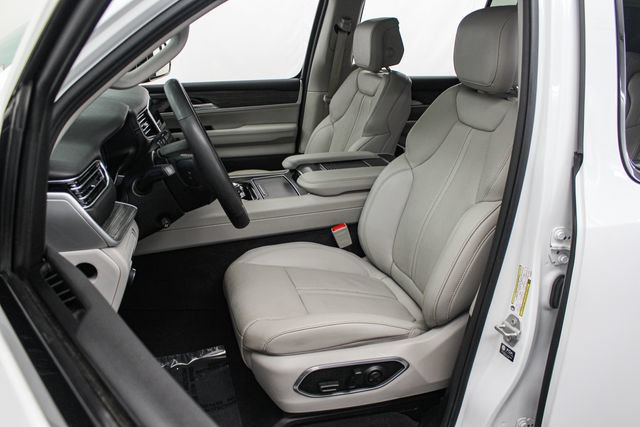 Used 2024 Jeep Wagoneer L Series II RWD image 14