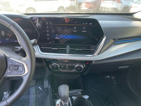 Used 2025 Chevrolet Trax LT w/ LT Convenience Package FWD image 17