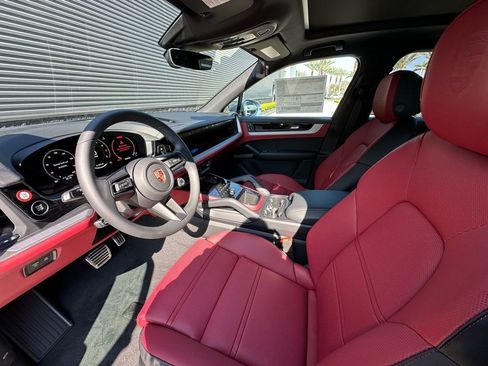 Used 2026 Porsche Cayenne S image 4