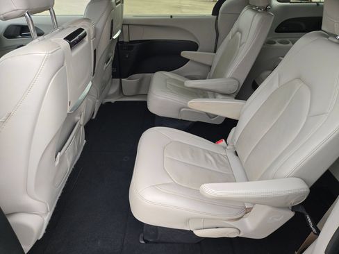 Used 2020 Chrysler Pacifica Touring-L Plus FWD image 13
