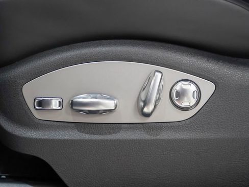 Certified 2026 Porsche Macan image 16