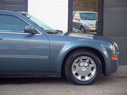 Used 2005 Chrysler 300 Touring RWD image 32