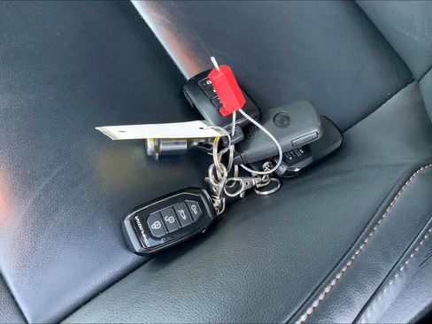 Used 2019 Toyota Highlander XLE AWD/4WD image 15