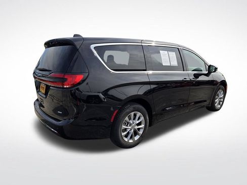 Used 2024 Chrysler Pacifica Touring-L AWD/4WD image 3