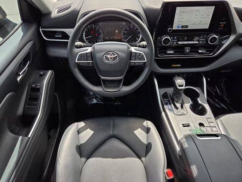 Used 2024 Toyota Highlander XLE FWD image 13
