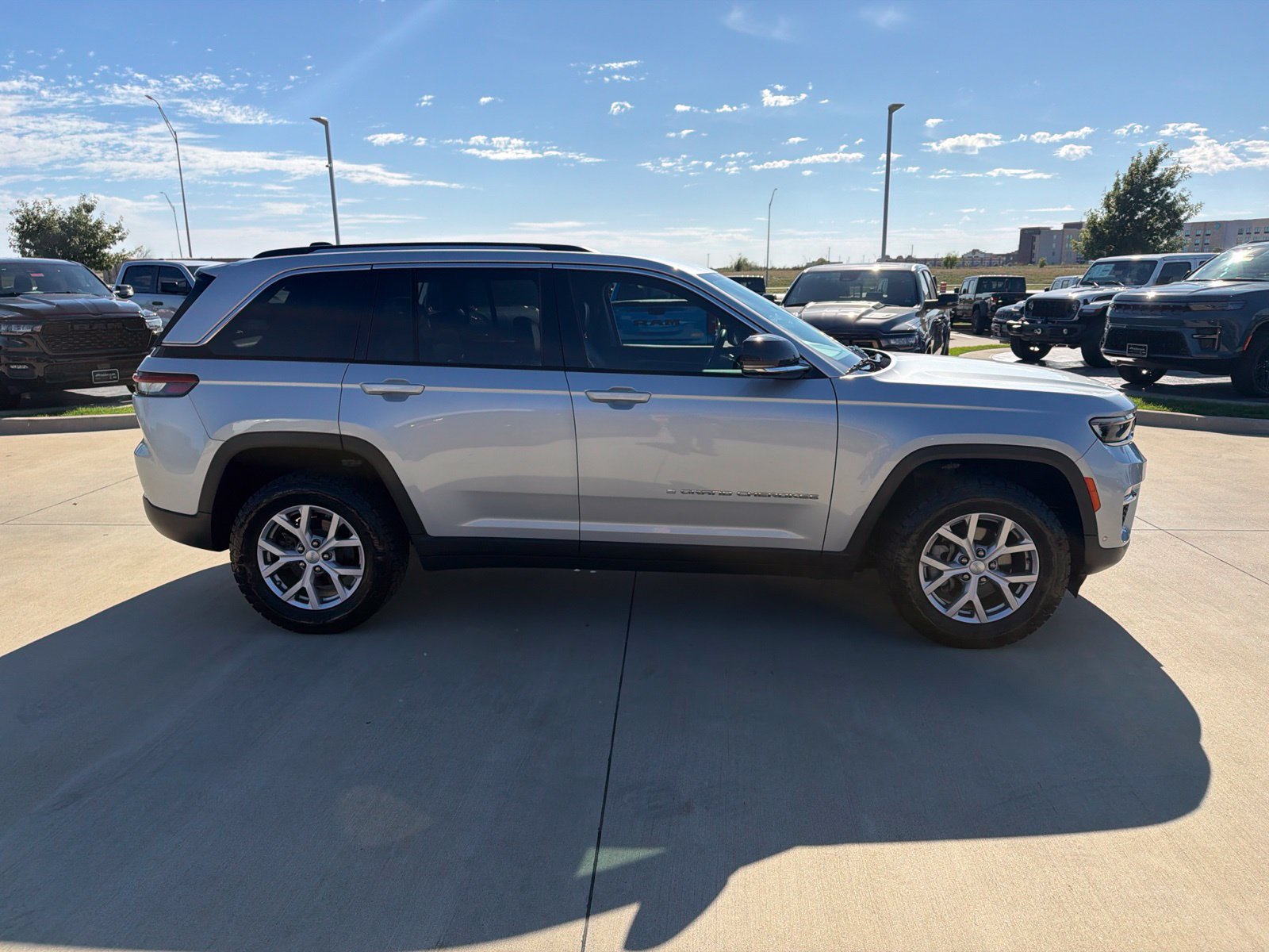 Used 2022 Jeep Grand Cherokee Limited w/ Luxury Tech Group II RWD image 6