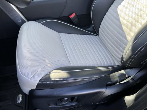 Certified 2024 Land Rover Discovery Metropolitan Edition image 18